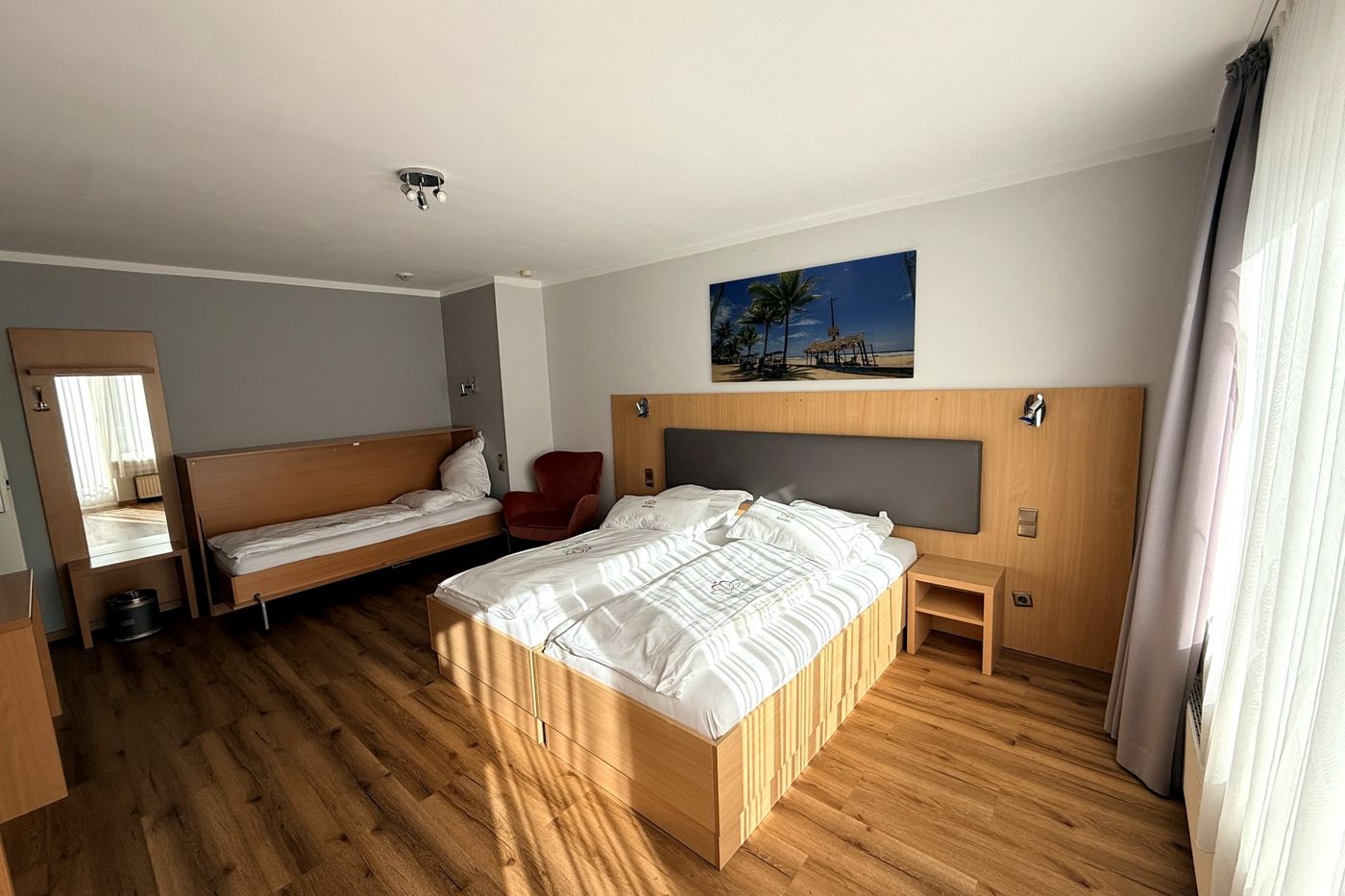 Dreibettzimmer mit Doppelbett und Klappbett