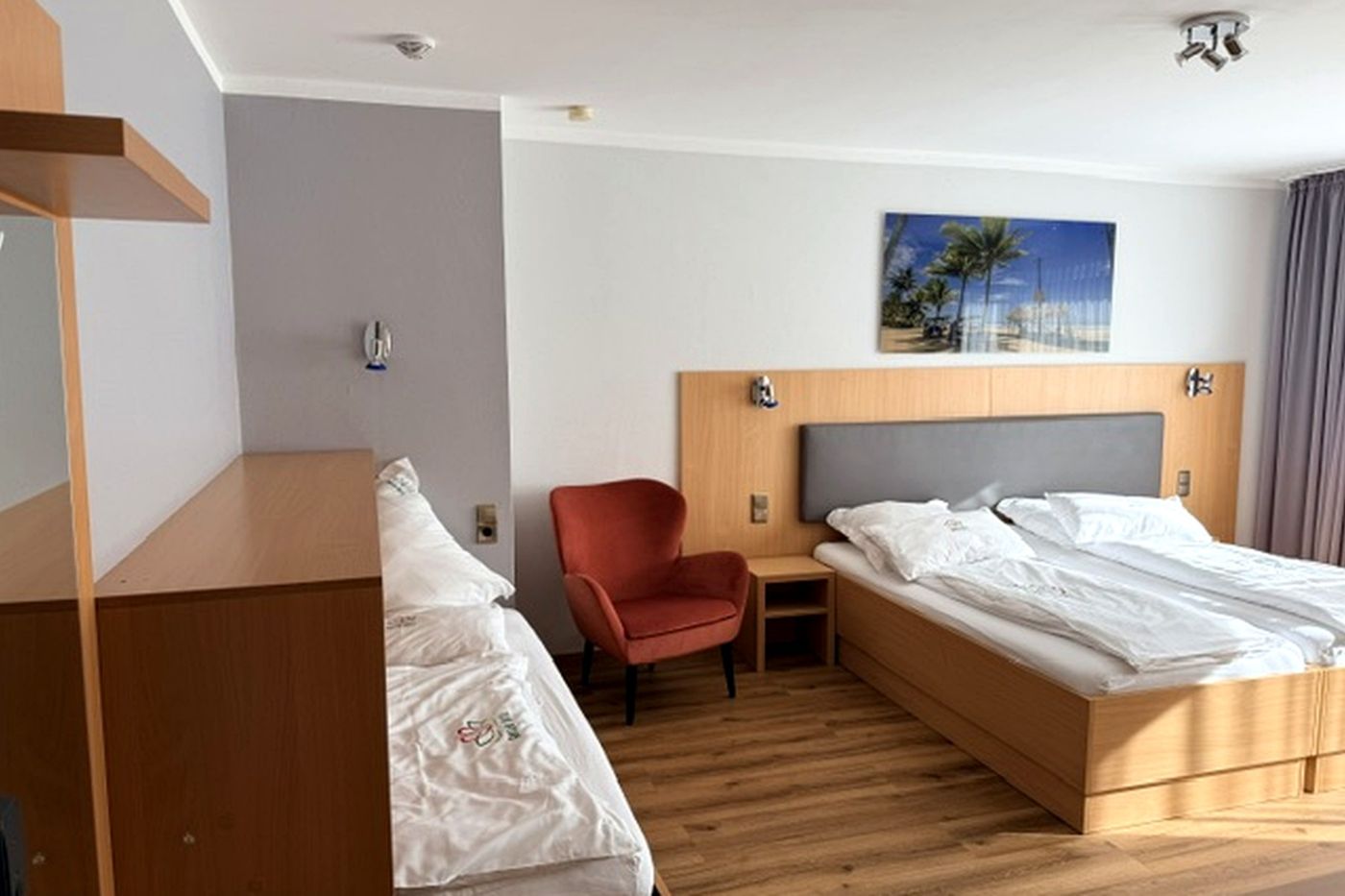 Dreibettzimmer mit Doppelbett und Klappbett an der Wand