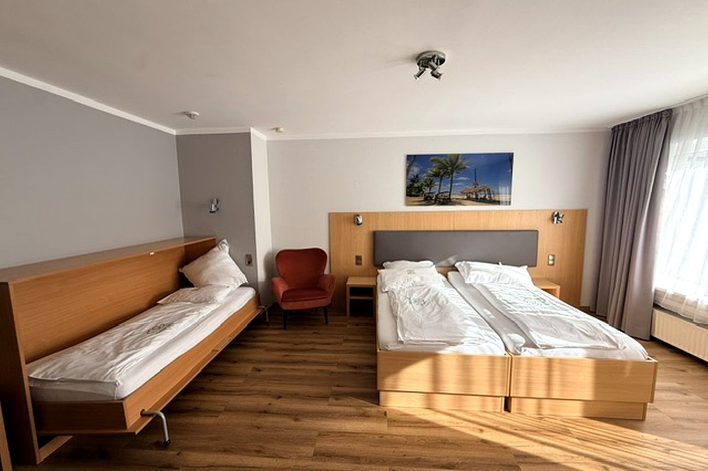 Dreibettzimmer mit Doppelbett, Klappbett und Sessel
